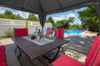 POREČ! Stan u prizemlju sa velikim vrtom i bazenom