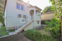 POREČ - Stan na vrlo traženoj lokaciji s vrtom