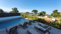 Poreč | Vila uz plažu s bazenom i pogledom