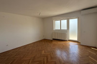 Poslovna kuća 350 m2 sa velikim parkiralištem (Lučko)
