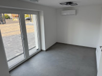 Poslovni prostor: Zagreb (Sesvete), frekventna lokacija,11 m2