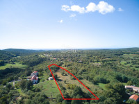 Povoljno zemljište za gradnju više kuća nadomak lijepog Grožnjana i um