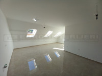 Požega, novouređen četverosoban stan 83 m2