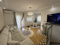 PREDIVAN STAN 122m2 S DVORIŠTEM 100m2, GARAŽOM I PARKINGOM