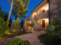 PREDIVNA KAMENA VILA NA OSAMI S BAZENOM I OKUĆNICOM