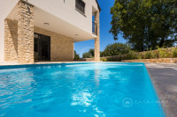 Predivna mediteranska kamena vila sa bazenom i prostranom okućnicom na