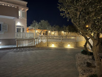 PRILIKA! Predivna vila s bazenom u zaleđu Vodica