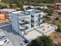 Prekrasan dvosoban penthouse s velikom krovnom terasom, Trogir - Plano