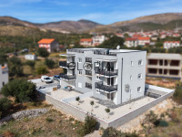 Prekrasan dvosoban stan s velikim privatnim vrtom, Trogir - Plano!