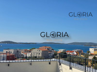 Prekrasan penthouse s otvorenim pogledom na more i otoke!