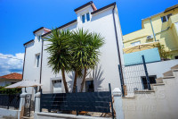 Prekrasna apartmanska kuća u Trogiru, 6 apartmana, 150 m od mora