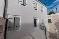 Prekrasna kamena kuća s dvorom u centru Betine, Murter