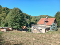 KUĆA U ZELENILU 90 m2 I GARAŽA 36 m2  - ZEMLJIŠTE 2.406 m2 - VOJNIĆ