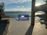 Prekrasna kuća s bazenom + građevinsko zemljište sa projektom – 550 m
