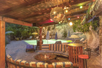 Prekrasna kuća s bazenom i vlastitom šumom