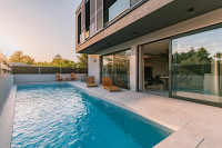 Prekrasna moderna vila s bazenom, Srima