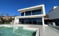 Prekrasna moderna villa sa bazenom i panoramskim pogledom