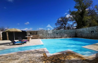 PREKRASNA RENOVIRANA STANCIJA SA BAZENOM