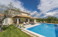 PREKRASNA VILA SA BAZENOM - SMOLJANCI!!