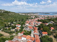 Prekrasne kamene kuće u starom dijelu Murtera sa pogledom na more i pa