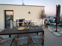 Penthouse s krovnom terasom, jacuzzijem i pogledom na more