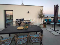 Penthouse s krovnom terasom, jacuzzijem i pogledom na more