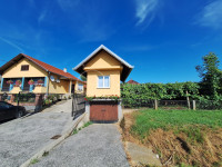 PRILIKA!! Prelijepa kuća sa okućnicom i velikim dvorištem od ukupno 95