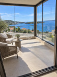 PRIMOŠTEN – ekskluzivan stan 142 m² s dva vrta i dva dvorišta, 100 m o