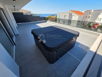 PRIMOŠTEN- EKSKLUZIVNI PENTHOUSE S PREDIVNIM POGLEDOM