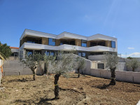 PRIMOŠTEN: LUKSUZNA KUĆA U NIZU 146M2 SA BAZENOM