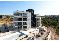 Primošten – novogradnja, 2soban, vrt 94 m², bazen i pogled na more