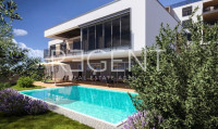 Primošten — Vila 264 m², 3 SS,  2 terase, vrt, bazen, pogled na more