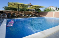 Privlaka-centar naselja/DVOSOBAN STAN S PRIVATNIM BAZENOM!