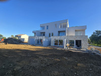 PRIVLAKA - dvoetažni apartmani s vrtom - 200 m do mora