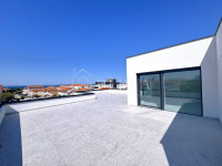 PRIVLAKA - dvosobni apartman s vrtom od 123 m2, 100 m od mora!