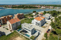 PRIVLAKA - dvojna kuća s bazenom, 60 m do mora!