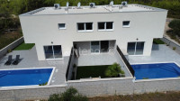 PRIVLAKA - kuće u nizu sa bazenom - 150 m do mora