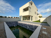 Privlaka, luksuzna dvojna kuća s bazenom i pogledom na more