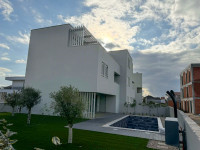 Privlaka, luksuzna dvojna kuća s bazenom i pogledom na more