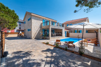 Privlaka – Namještena  kuća s bazenom, 200 m od mora