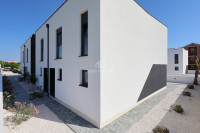 PRIVLAKA – nova namještena kuća u nizu 108 m² s vrtom, ODMAH USELJIVO