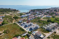 PRIVLAKA – nova namještena kuća u nizu 114 m² s vrtom, ODMAH USELJIVO