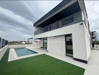 PRIVLAKA – namještena vila 180 m² s bazenom i pogledom na more, 4 spav