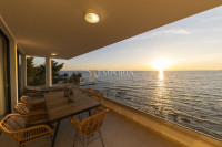Privlaka – penthouse u 1. redu do mora s jacuzzijem