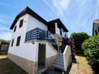 PRIVLAKA – ŠKRAPAVAC, namještena kuća s tri stana, 500 m od mora