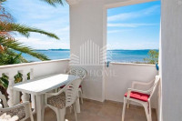PRIVLAKA, tri apartmana prvi red do mora, najam, do 1.6.2027