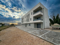 Privlaka, trosoban stan s pogledom na more i vrtom