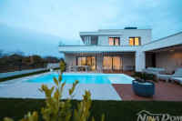 PRIVLAKA -ZADAR  .700 METARA OD MORA  LUKSUZNA VILA SA BAZENOM . POGLE