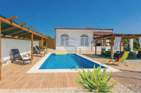 Prizemna vila s bazenom, 245 m² stambene površine i građevinskom dozvo