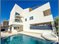 Prizemni stan s privatnim bazenom i okućnicom